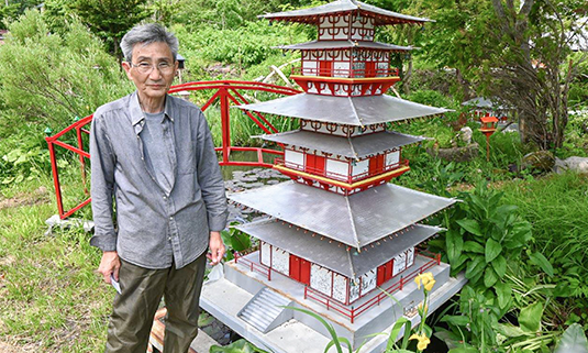 遠藤雅直さんと自作の五重塔